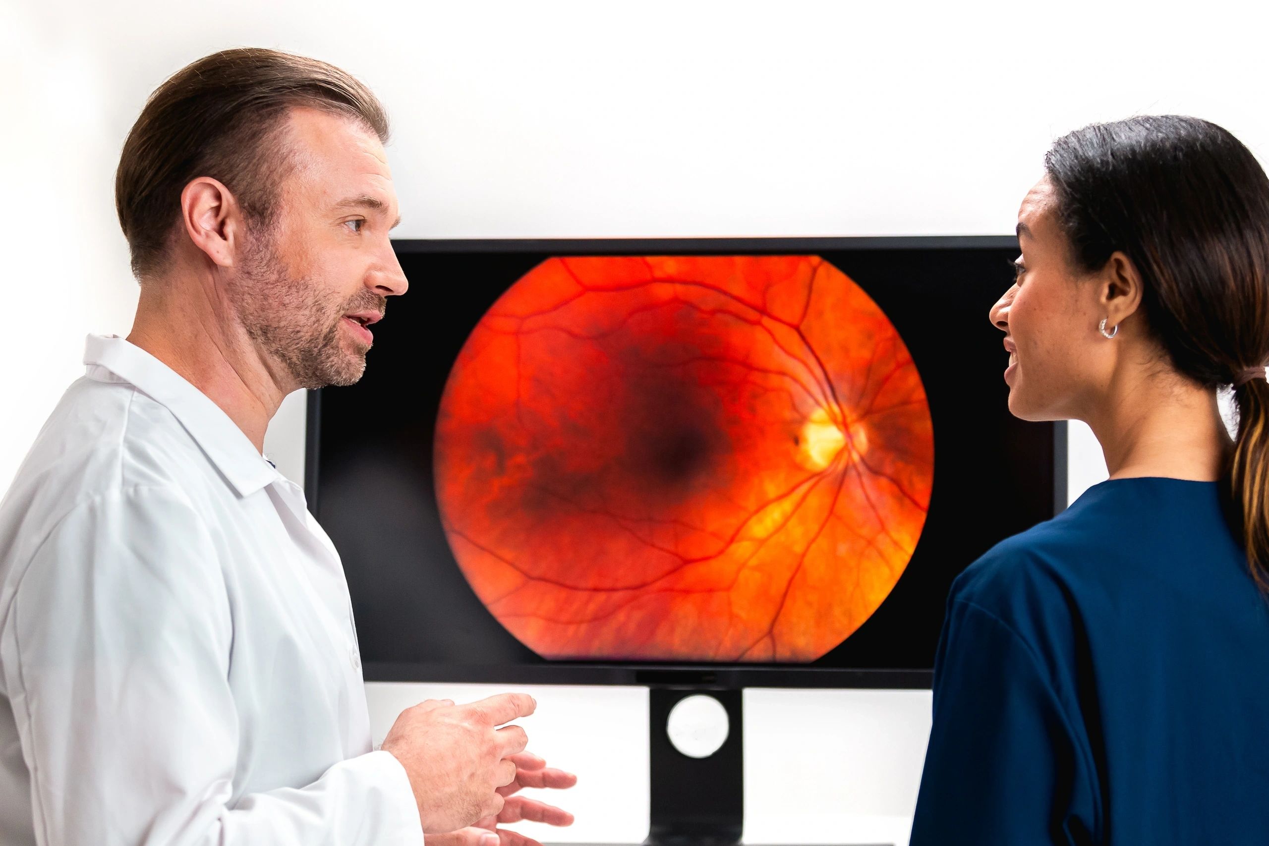 Ārsts veic acu diagnostiku ar Optomed kameru